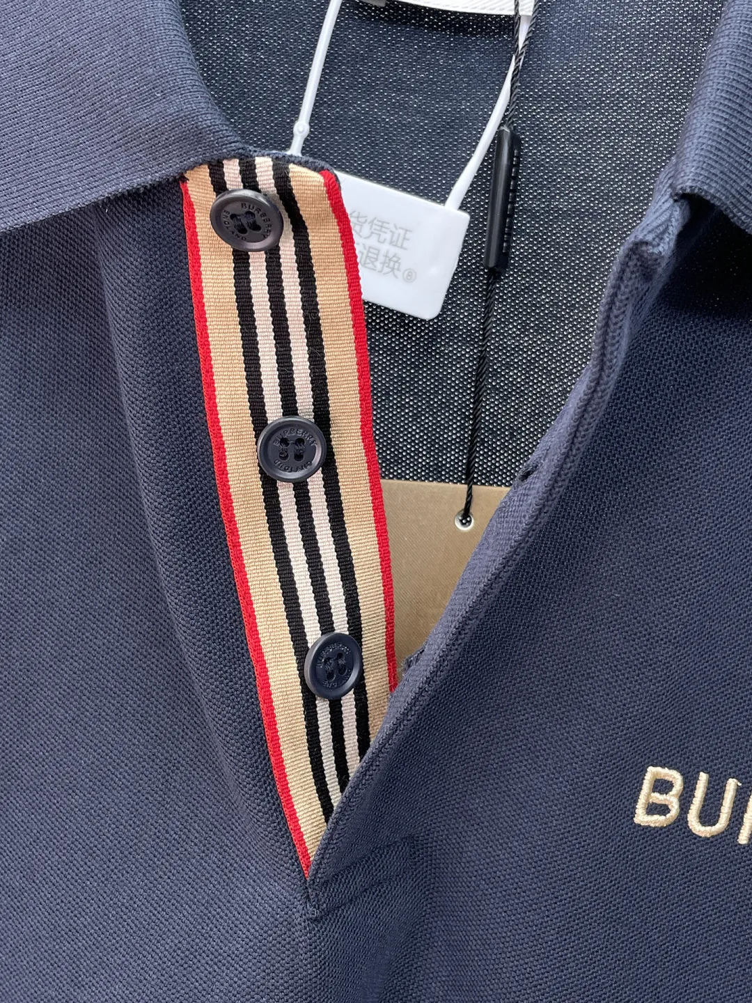 BURBERRY New Arrival Polo shirt, complete with three labels, original fabric, original customized accessories, official Same Style, using 210 grams of pure cotton pique fabric, customized same-tank dyed fabric, very comfortable and smooth to the touch, very wide and stylish, produced by a first-line brand on behalf of Factory, imported Behringer embroidery machine, embroidery is full and textured, imported Kangli direct-injection machine, printing is clear and textured, the collar rib is woven with imported yarn It will not lose shape after being worn for a long time. It is the most New Arrival style in spring and summer. It is fashionable and individual. It is super Versatile and looks good. It is very suitable for both men and women. It is a must-have for everyone. Size: S-XXL
